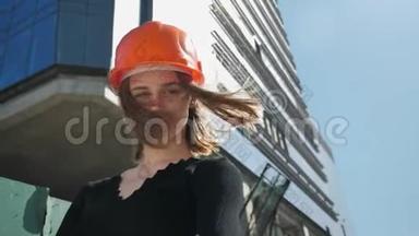 夏季白天，年轻的女建筑工人用双臂交叉站立，建筑<strong>理念</strong>、城市<strong>理念</strong>